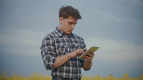 Agrónomo-Masculino-Usando-Tablet-Pc-En-La-Granja