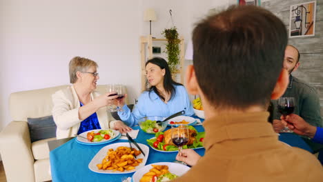 joven caucásica y su madre bebiendo vino