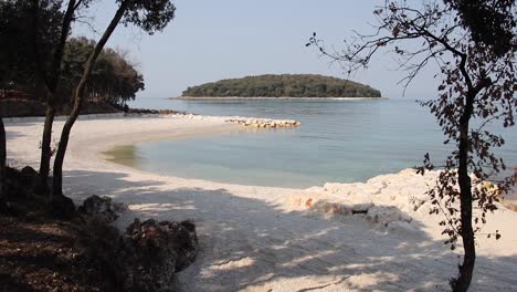 Leerer-Felsiger-Strand-Zu-Goldenen-Stunden-In-Kroatien