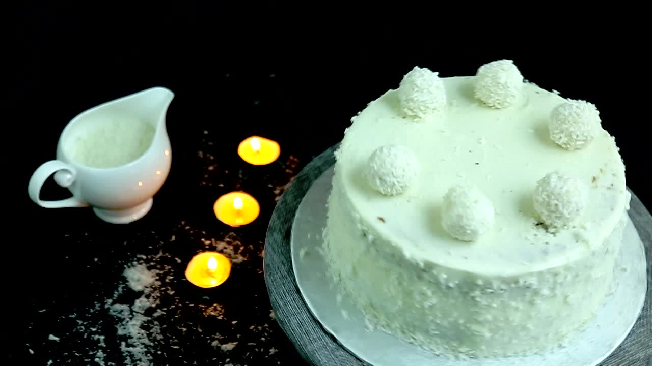 섬세하고 우아한 아몬드 코코넛 케이크