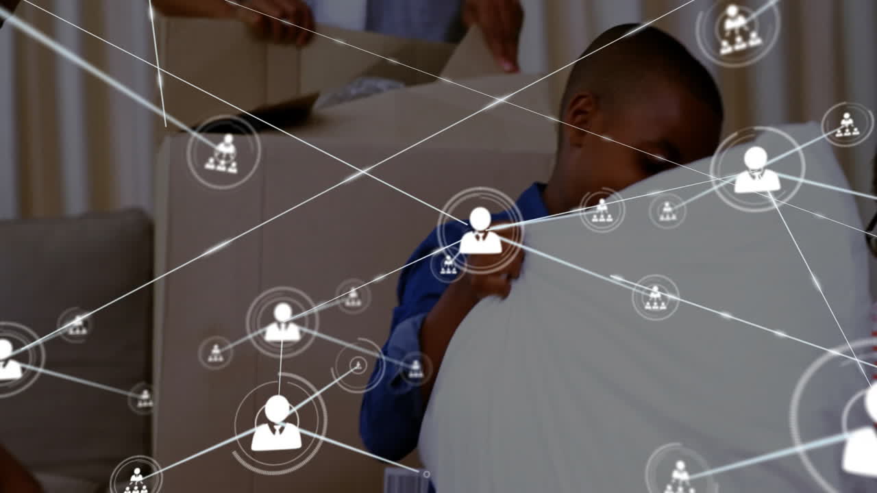 red de conexiones y animación de procesamiento de datos sobre personas que empacan cajas