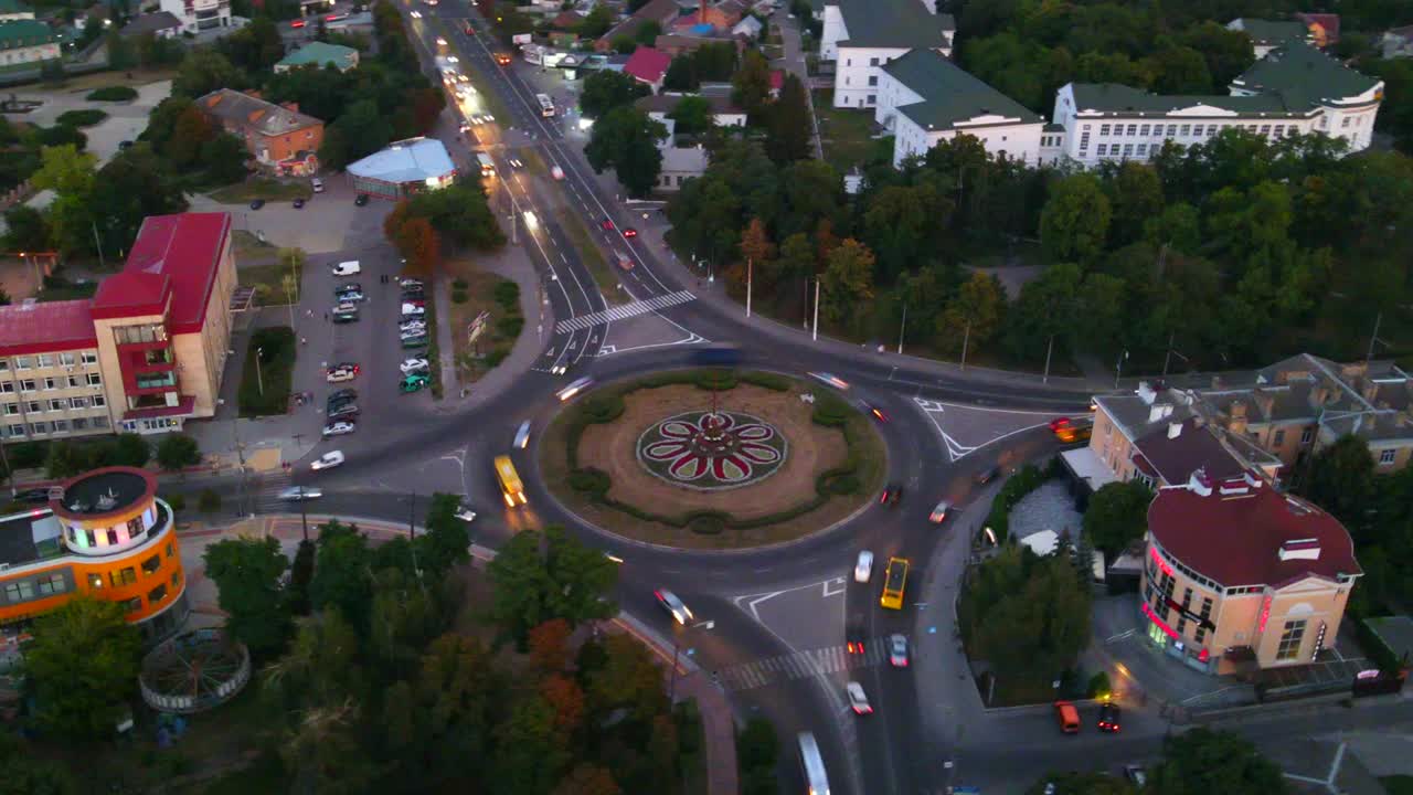 vista aérea de 4k del lapso de tiempo de la carretera de rotonda con coches circulares en una pequeña ciudad europea por la noche