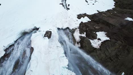 Dynamische-Wasserfälle-Auf-Schneebedeckten-Bergen