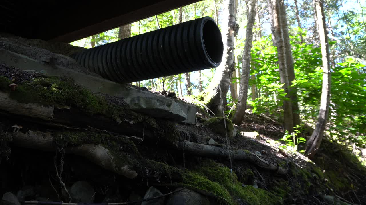 물을 작은 강으로 보내는 플라스틱 파이프