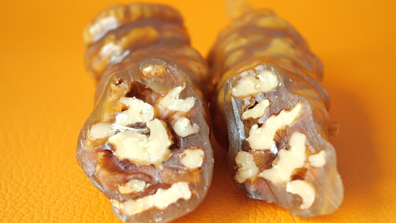 Churchkhela, un dolce tradizionale georgiano fatto con noci e succo d'uva