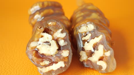 churchkhela, un dulce tradicional georgiano hecho de nueces y jugo de uva