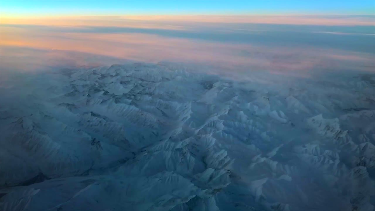 montañas nevadas aéreas helicóptero siberia paisaje accidentado cinematográfico 4k naturaleza