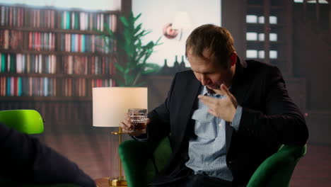 miembro de la clase alta bebiendo demasiado whisky escocés con su amigo