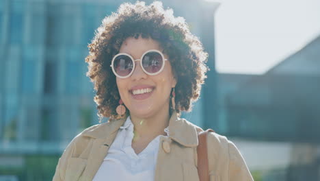 Glücklich,-Lächeln-Und-Frau-Mit-Sonnenbrille-In-Der-Stadt