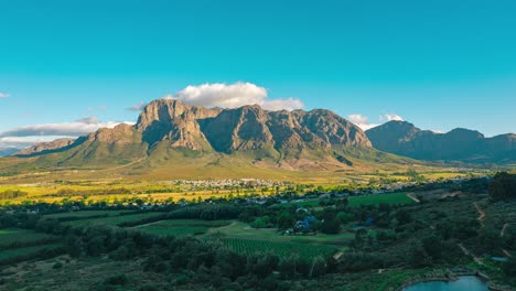 áfrica del sur imágenes de hiperlapso de montaña: nubes dinámicas y paisajes verdes exuberantes