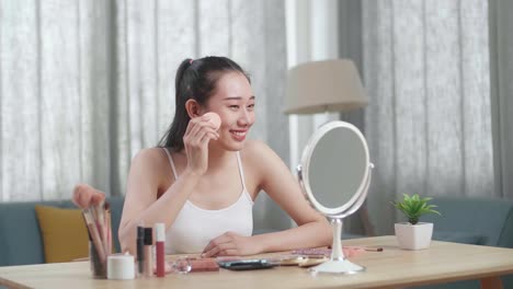 화장을 하는 여자