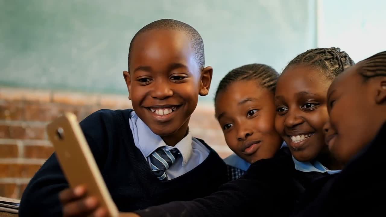 교실에서 셀카를 찍는 학생들 4k