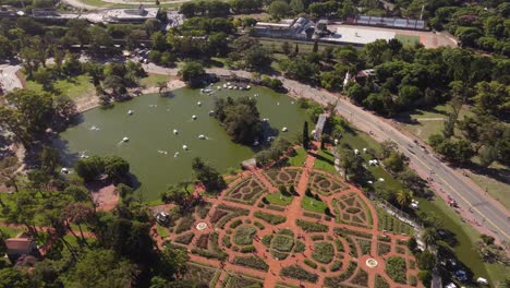 Vista-Aérea-Del-Parque-Rosedal-Y-Los-Lagos-De-Palermo-En-La-Ciudad-De-Buenos-Aires-Durante-El-Día-Soleado