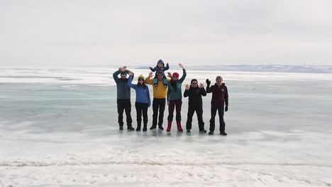 familia feliz en un lago congelado