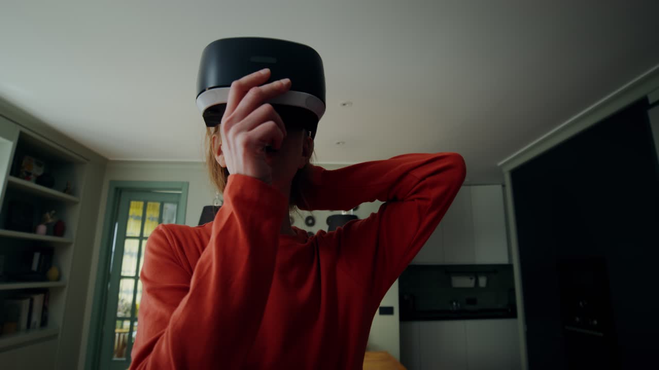 mujer con auriculares vr en un entorno doméstico