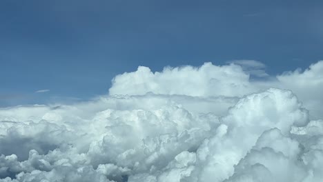 la perspectiva de un piloto de un amenazante cielo tormentoso lleno de cumulonimbos