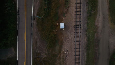 Vista-De-Arriba-Hacia-Abajo-Del-Ferrocarril-Y-La-Carretera-Cerca-Del-Lago-Fort-Smith,-Arkansas,-EE.UU.---Disparo-De-Un-Dron