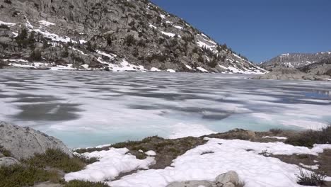 lago de evolución con grandes trozos de hielo justo al norte del paso de muir en la cordillera de sierra nevada
