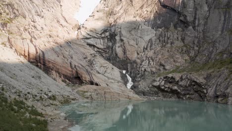 Briksdalsbreen-Gletscher-Und-Gletschersee-Mit-Geschmolzenem-Wasser,-Norwegen