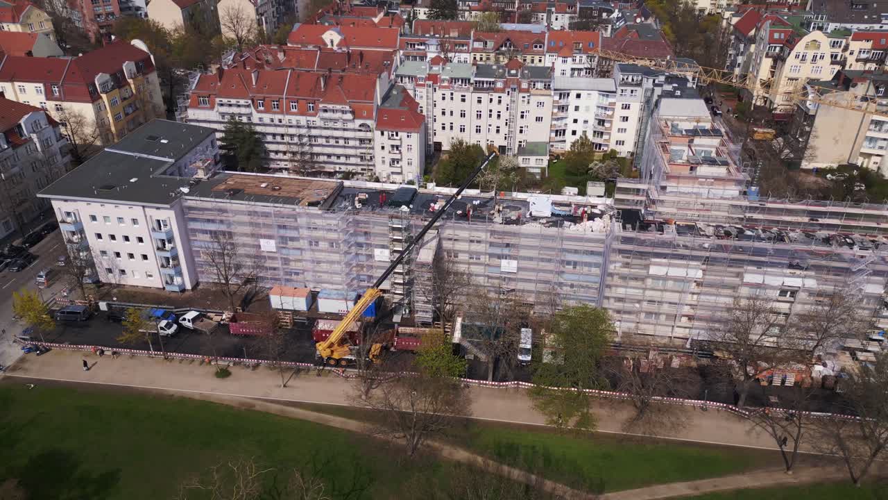 Atemberaubender Luftbild-Überflug Berlin, Bauarbeiten an einem Haus mit Kran