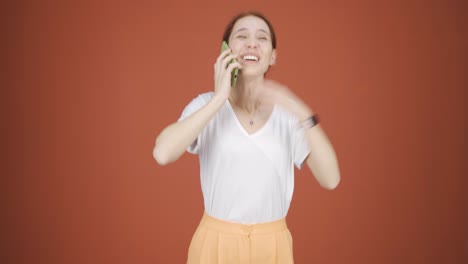 Mujer-Recibiendo-Evangelio-Por-Teléfono.