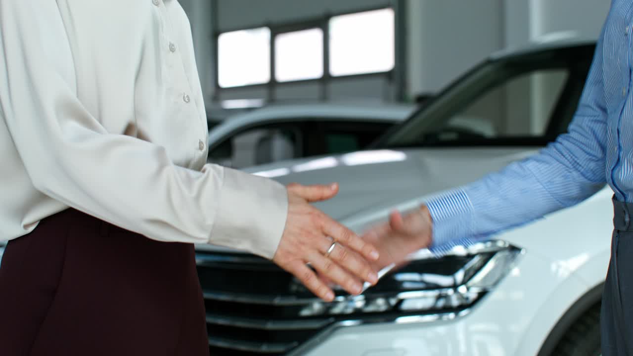 transacción de concesionario de automóviles