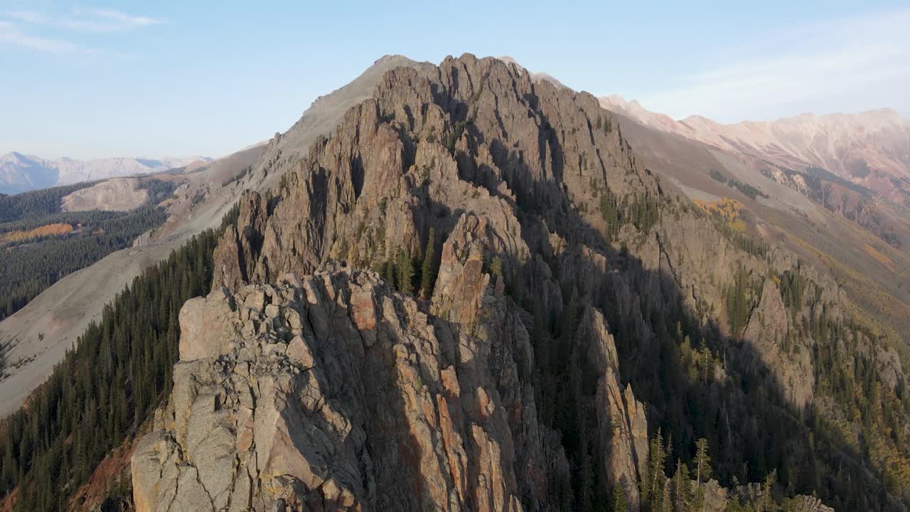 un drone volando alto y moviéndose lentamente, sobre los picos de las montañas rocosas, cerca de telluride, colorado, en un día soleado en la temporada de otoño