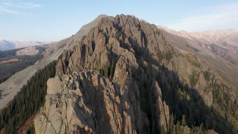 Ein-Hochfliegender,-Sich-Langsam-Bewegender-Drohnenschuss-über-Berggipfeln-Der-Rocky-Mountains-In-Der-Nähe-Von-Telluride,-Colorado,-An-Einem-Sonnigen-Tag-In-Der-Herbstsaison