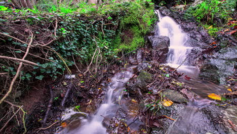 Lapso-De-Tiempo-De-Corriente-Idílica-Que-Fluye-Cuesta-Abajo-Montaña-Verde