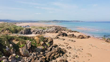 Luftaufnahme-Drohne-Erstklassig-Fliegen-über-Naturpark-Dunas-De-Liencres,-Strand-In-Kantabrien,-Nordspanien