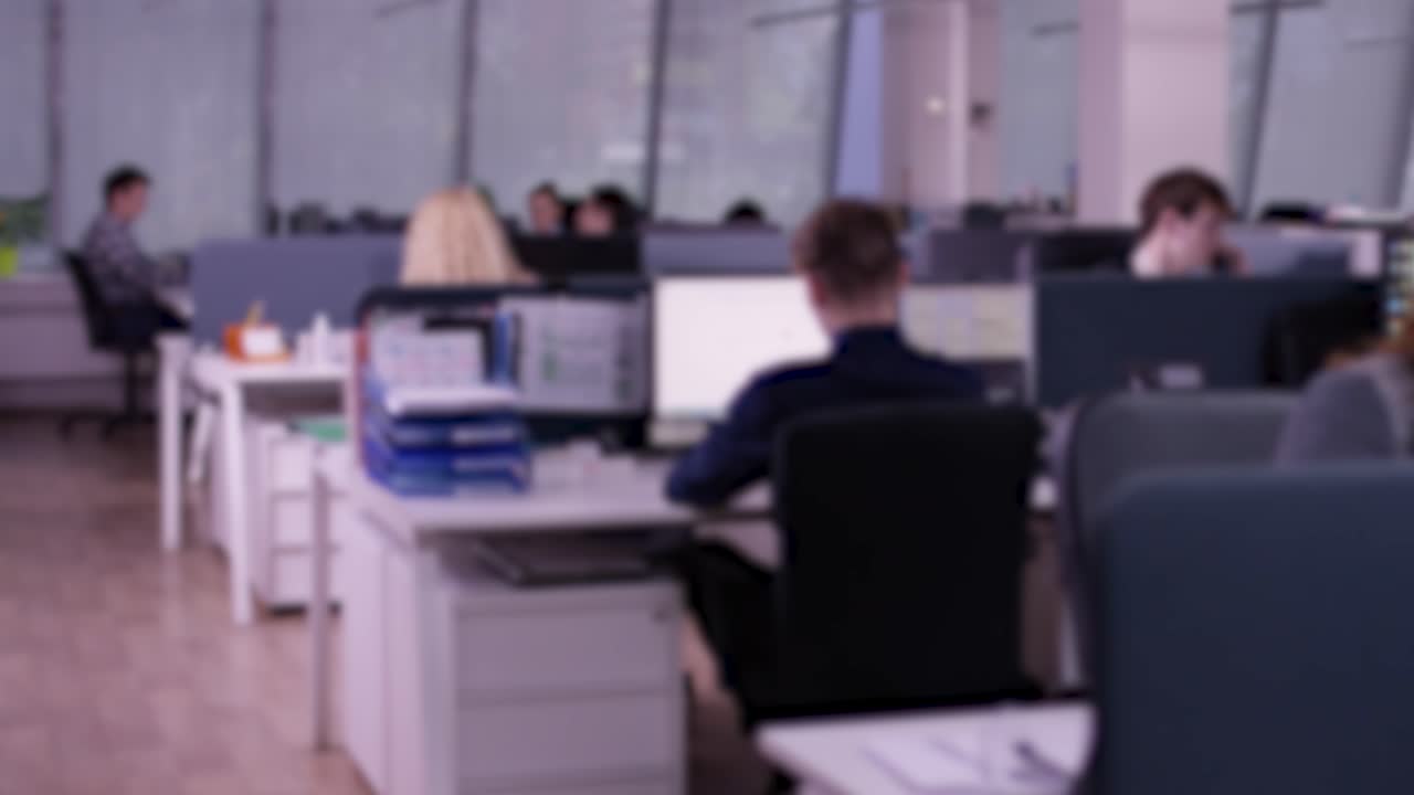 일하는 사람들과 함께 흐릿한 사무실 인테리어