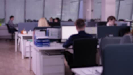 interior de la oficina borroso con personas que trabajan
