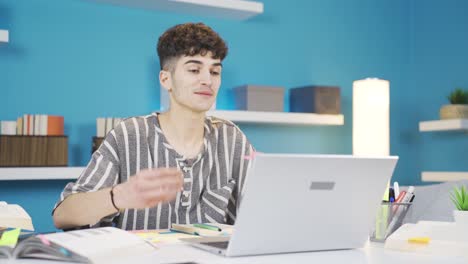 un estudiante hablando con su amigo en línea en una computadora portátil durante la clase.