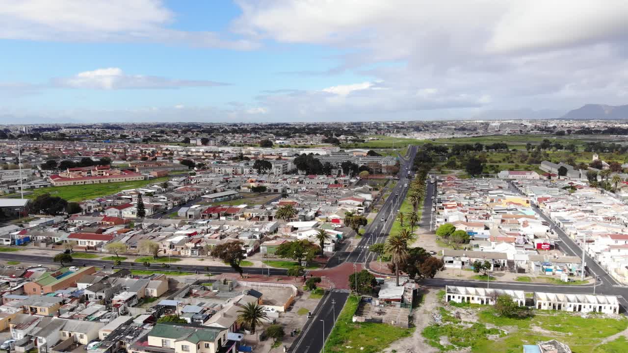 una vista aérea de un suburbio en las afueras de ciudad del cabo, sudáfrica, llamado nyanga