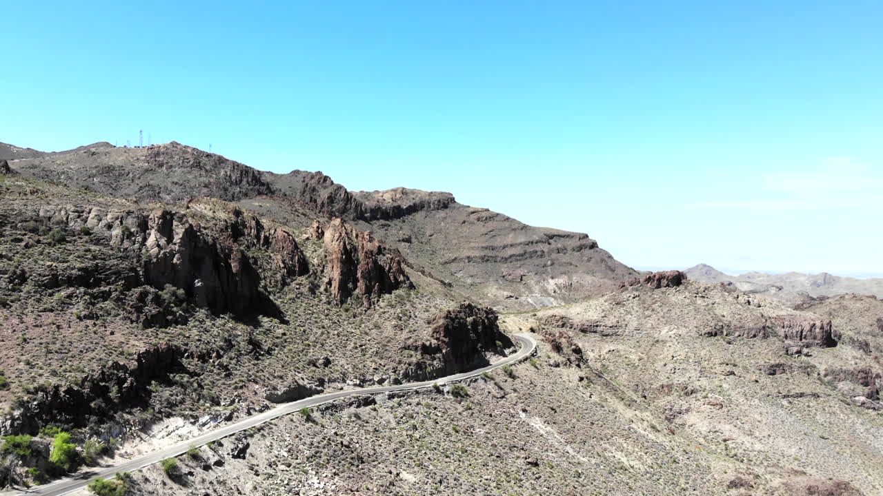 Riprese aeree delle montagne dell'Alto Deserto e di una strada tortuosa e sinuosa