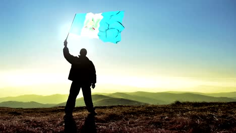 hombre ganador de silueta exitosa agitando la bandera de guatemala en la cima del pico de la montaña. fondo de bucle de cinemagraph