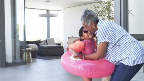 Una-Mujer-Birracial-Y-Su-Hija-Comparten-Un-Momento-Alegre-En-El-Interior