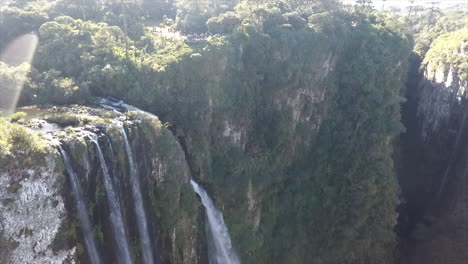 Hermosa-Cascada-Del-Cañón-De-Itaimbezinho,-Sur-De-Brasil