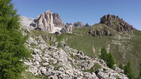 Toma-De-Seguimiento-Aéreo-Que-Muestra-A-Un-Grupo-De-Excursionistas-En-La-Ruta-De-Senderismo-Rifugio-Roda-Di-Vael-Durante-El-Día-Soleado-En-Dolomitas