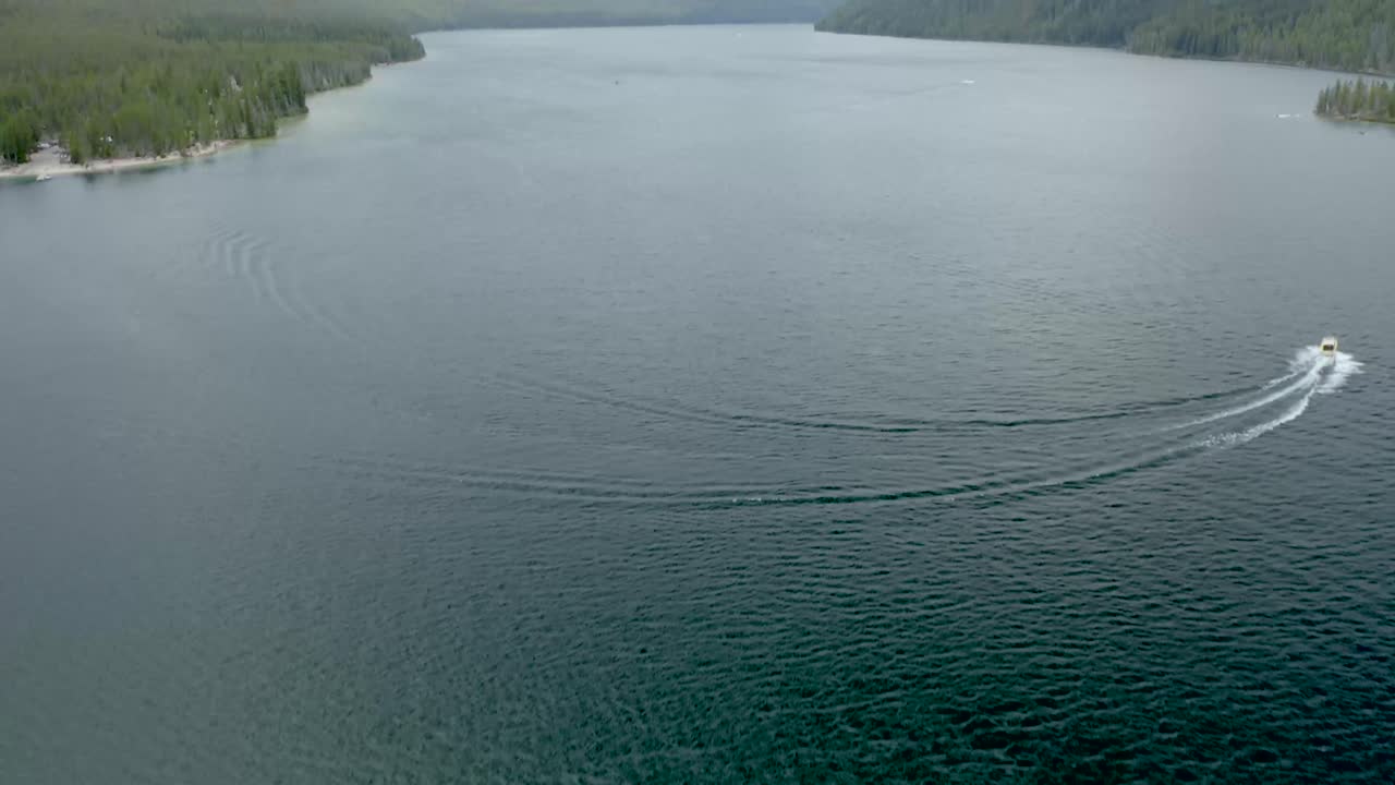 съемка с беспилотного летательного аппарата гор sawtooth у озера redfish lake в stanley idaho
