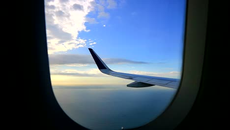 la vista azul más hermosa de la mañana nublada desde las ventanas del avión