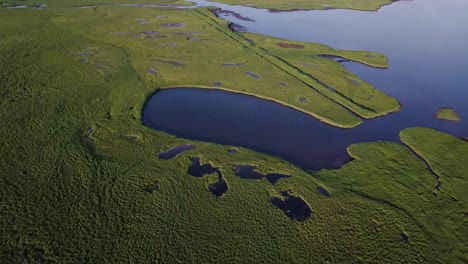 Imágenes-Aéreas-Del-Delt-Del-Río-Y-Los-Lagos-Durante-El-Verano-Soleado-En-La-Península-De-Snaefellsness,-Islandia