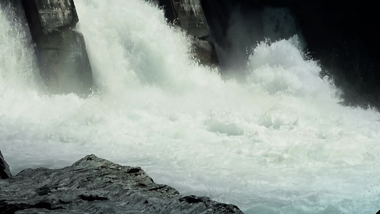 수력 발전소 2에서  ⁇ 이 나는 물