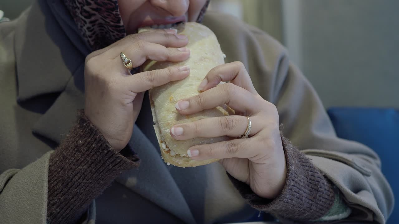 Primo piano di donna che mangia un delizioso panino