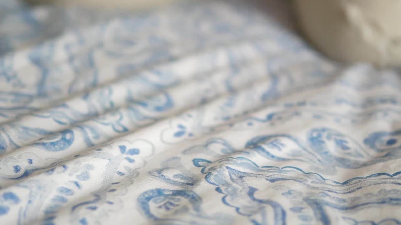 파란색과 색 패턴으로 침대에 분홍색 안경