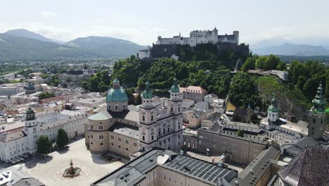 el majestuoso horizonte de salzburgo, la arquitectura histórica y las montañas en el fondo