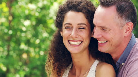 retrato de una alegre pareja madura riendo