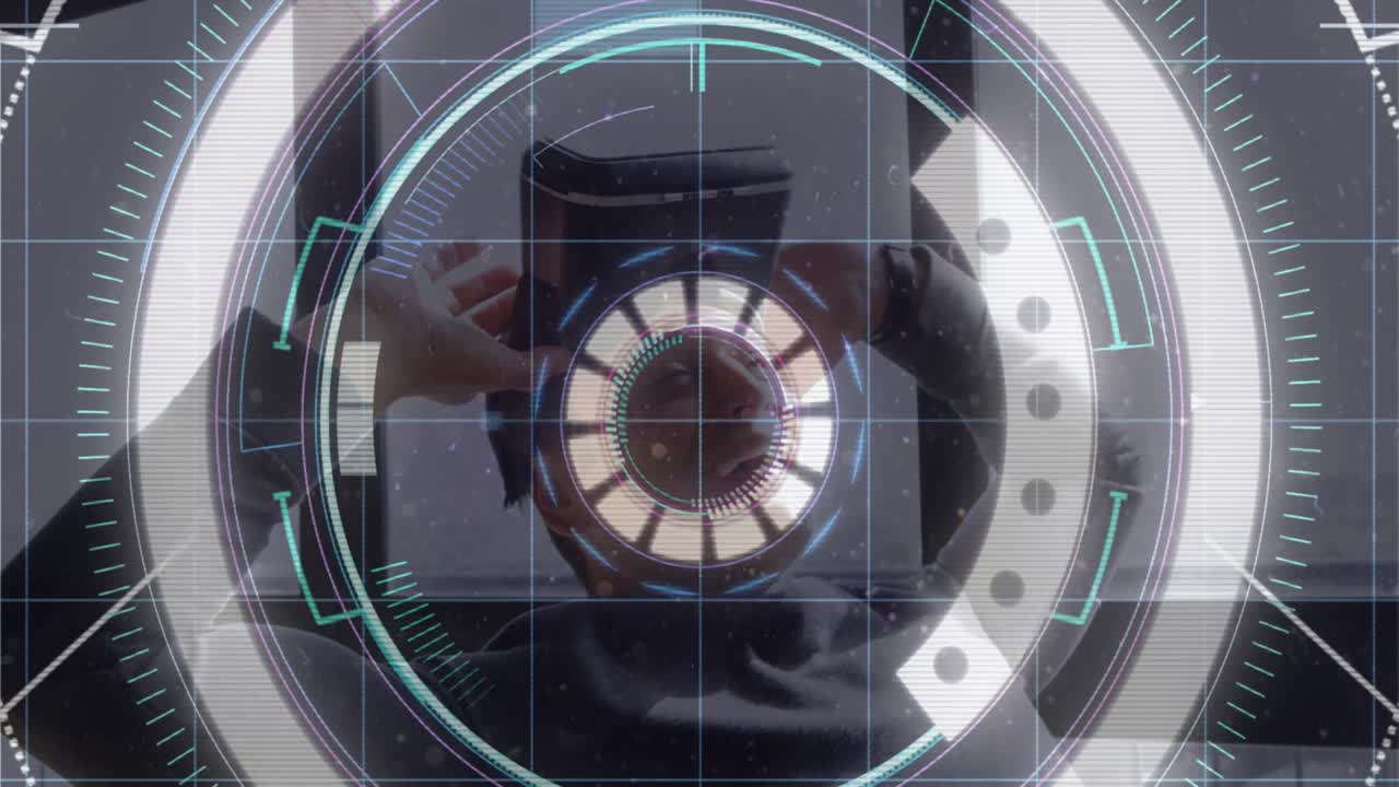 rastros de luz sobre el escáner de alcance de neón contra el hombre mayor caucásico quitando auriculares vr en la oficina