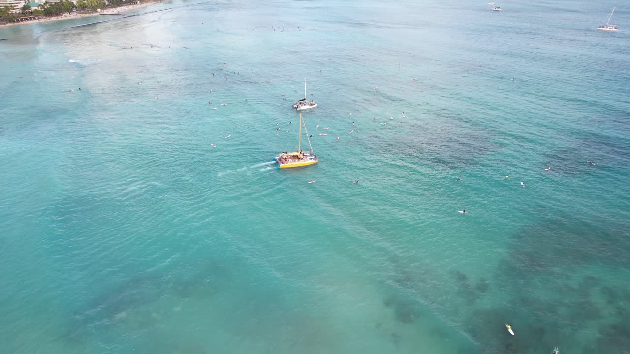 disparos de drones aéreos de 4k mientras los barcos de cruceros con cena al atardecer llevan a las parejas más allá de la línea de surf para disfrutar de bebidas y cenas