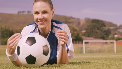 Football-Spieler-Liegt-Mit-Ball-Auf-Dem-Feld